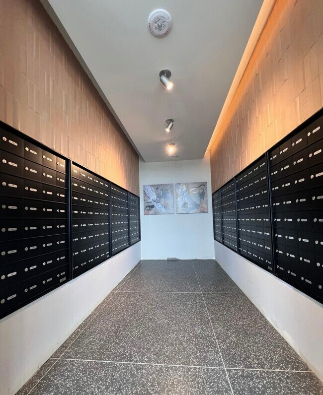 Photo du bâtiment - 2495 Eglinton Av W