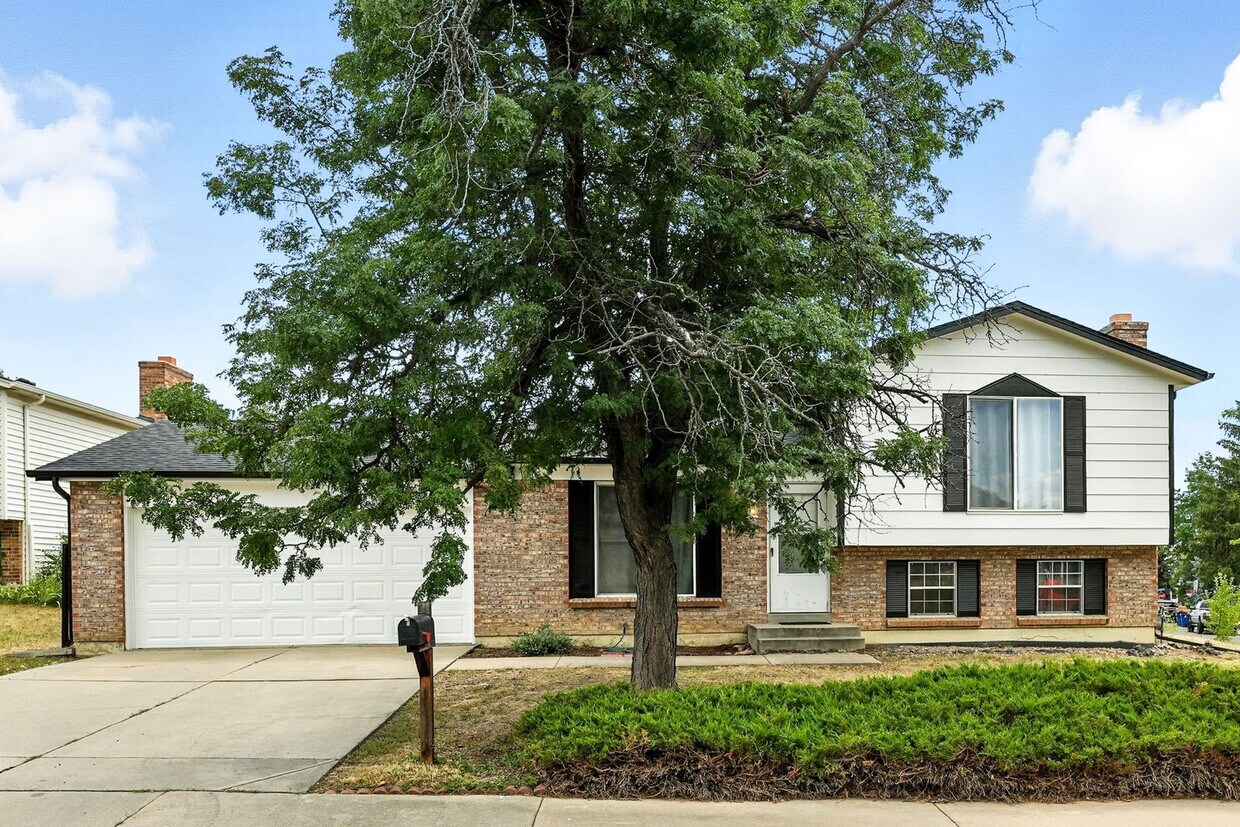 Spacious Tri-Level Home on Corner Lot – Av... - Showings start on 8/15/25 - Great 3 BR 2 b...