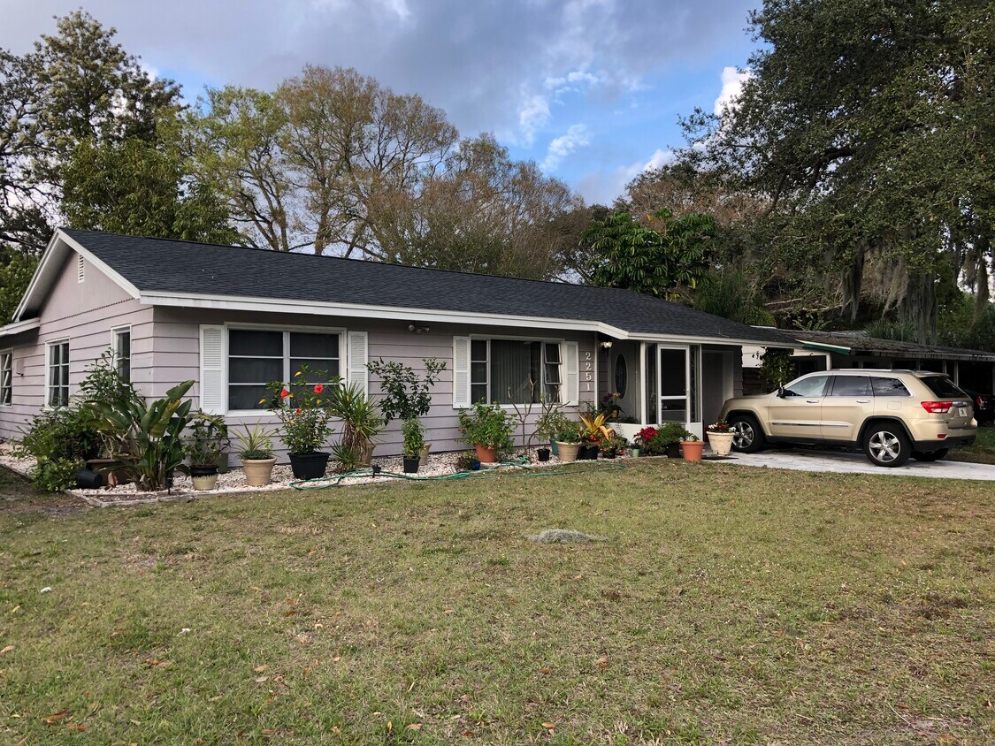 Foto principal - 2251 Hyde Park St