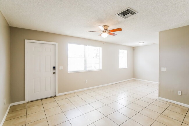 Building Photo - 933 Camellia Rd