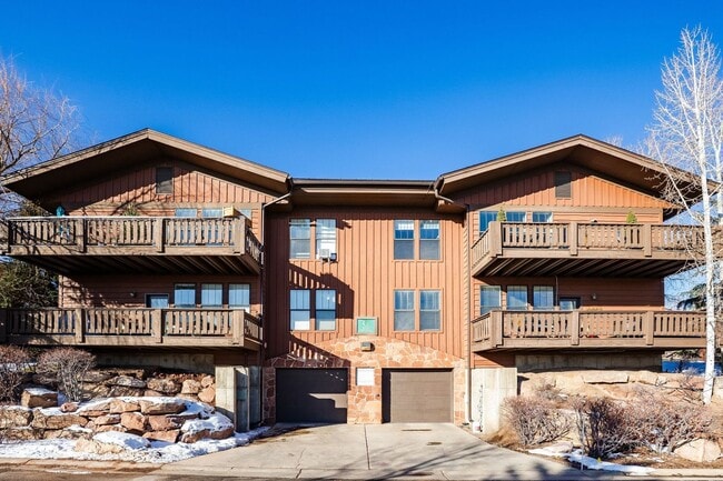 Bright first-floor Pinebrook Pointe condo - Bright first-floor Pinebrook Pointe condo