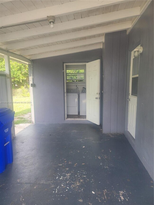 Foto del edificio - 1571 NE 43rd Ct