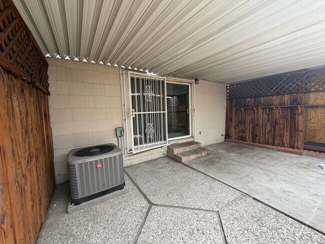 Foto del edificio - Central and updated 3 bedroom 1.5 bath tow...