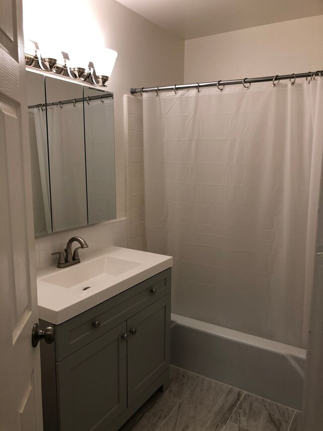 Building Photo - 2 Bedroom Apartment close to downtown