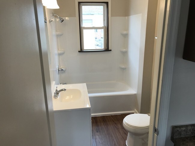 Building Photo - Beautiful 2 bedroom 1 bathroom apartment