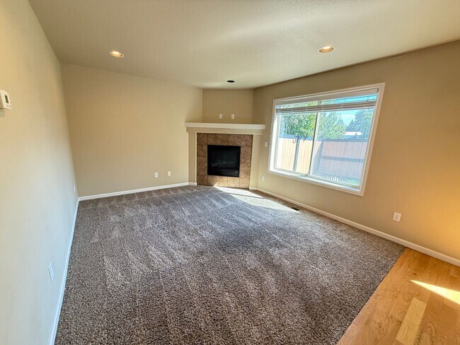 Foto del edificio - NW Bend 3 Bed/2.5 Bath Villa - Schaeffer D...