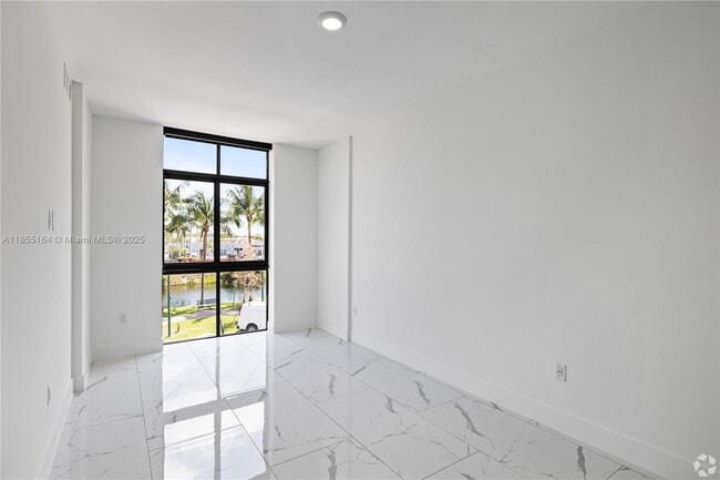 Foto del edificio - 1 Curtiss Pkwy