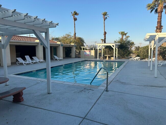 Foto del edificio - 22840 Sterling Ave