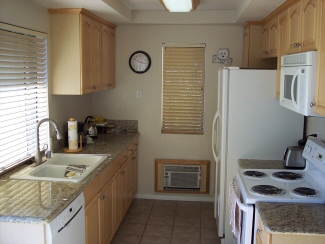 Foto del edificio - Upstairs 1 Bed/1 Bath Condo in Del Cerro!