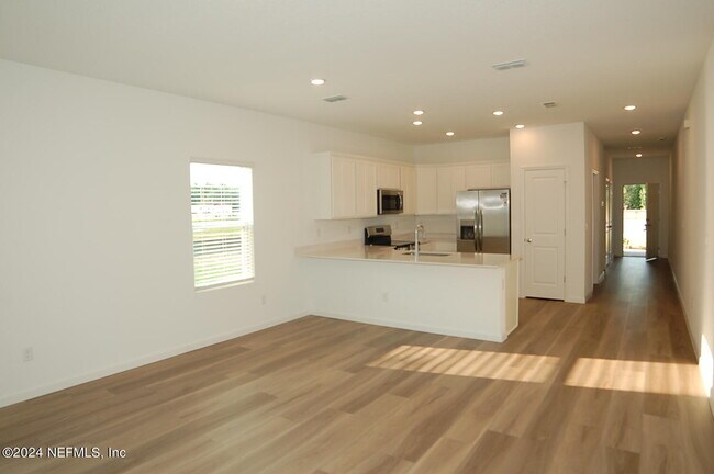 Building Photo - 721 Holly Lks Dr