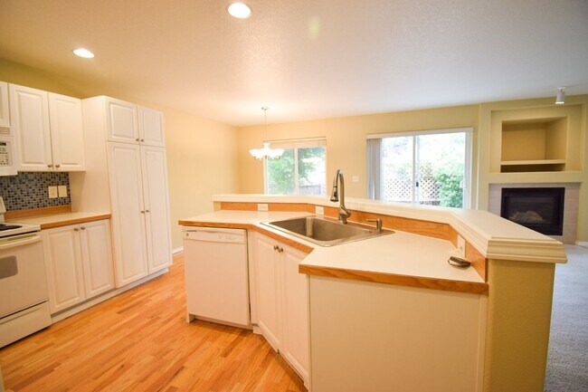 Foto del edificio - NEW LOWERED RENT!  Wow! Beautiful 4 Bedroo...