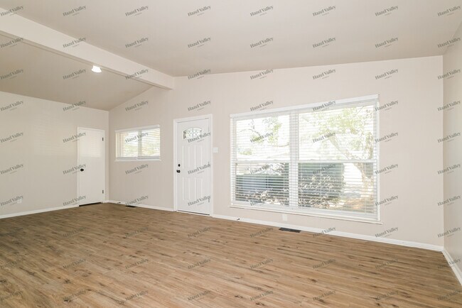 Foto del edificio - 380 Moule Dr