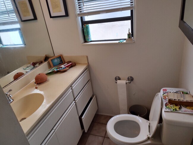 Baño de buen tamaño con mucho espacio de almacenamiento y encimera. - 830 Island Ct