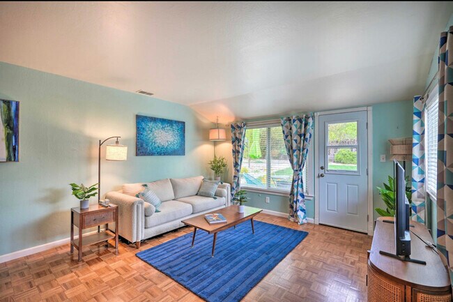 Living room - 1320 Gladstone Dr