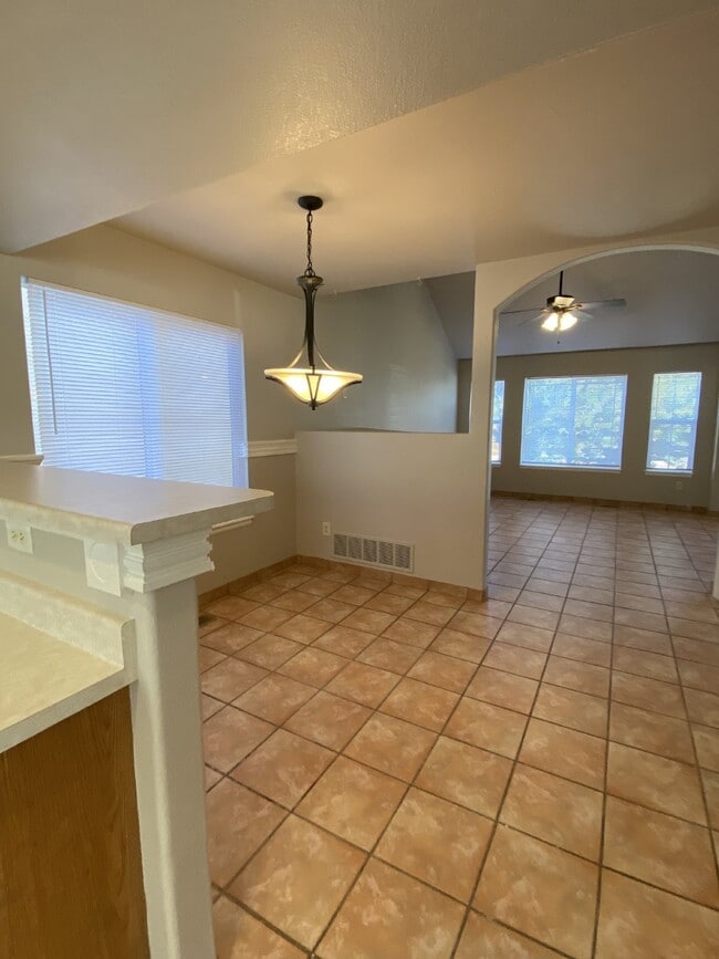 Building Photo - 4 bedroom - Montero