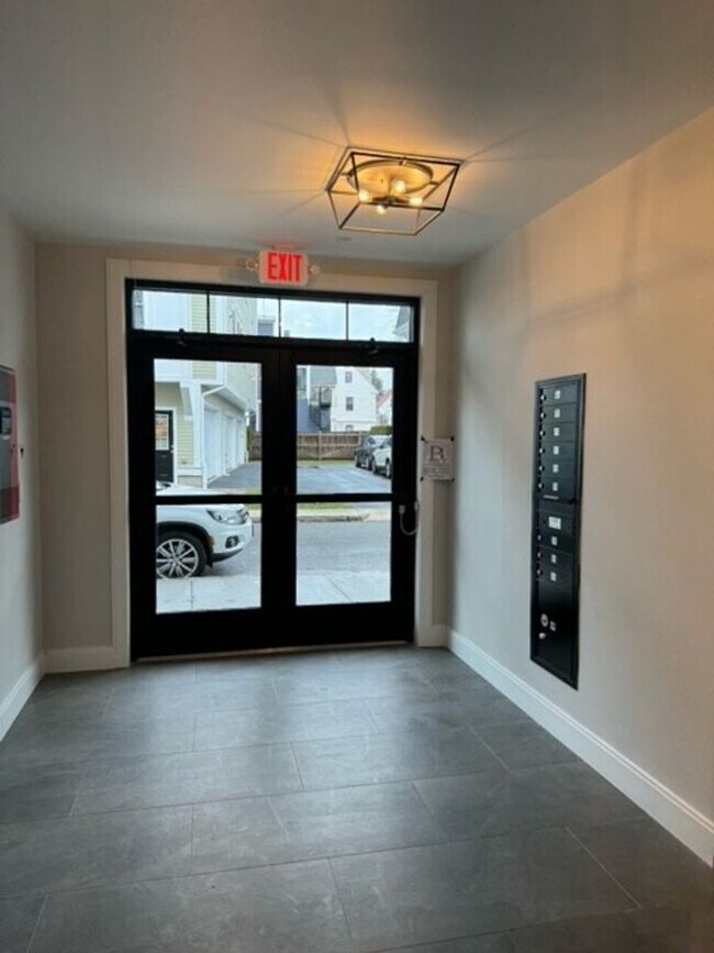 Foto del edificio - No Brokers Fee. New Building in Allston. C...