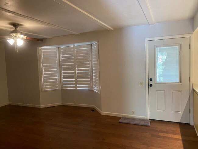 Building Photo - Gorgeous University Heights Home