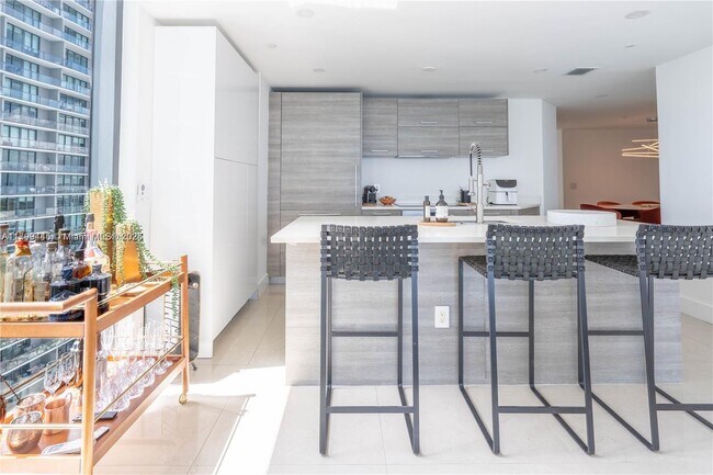 Foto del edificio - 650 NE 32nd St