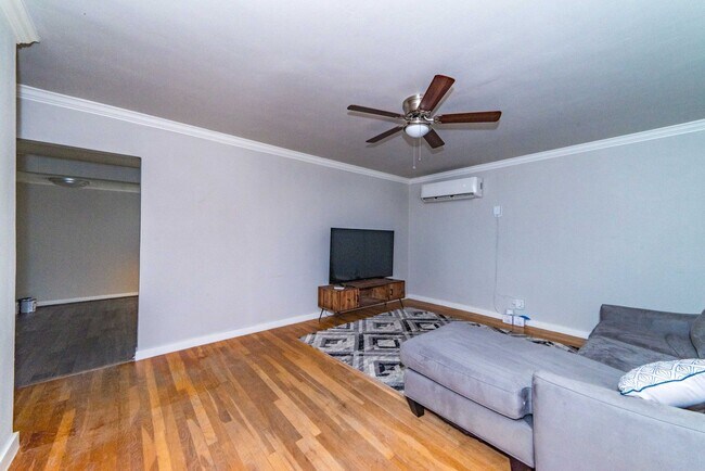 Foto del edificio - 3-BEDROOM IN NORTH ALAMO HEIGHTS