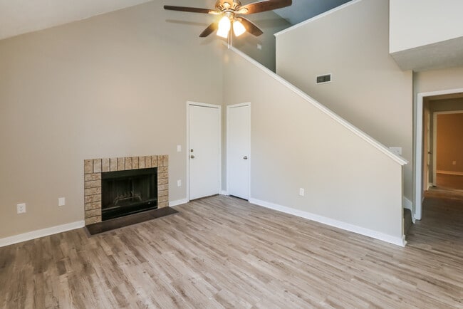 Building Photo - Nice Home in Brandon with Privacy Fenced Yard