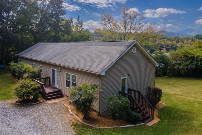 Building Photo - 3/2 home close to WCU