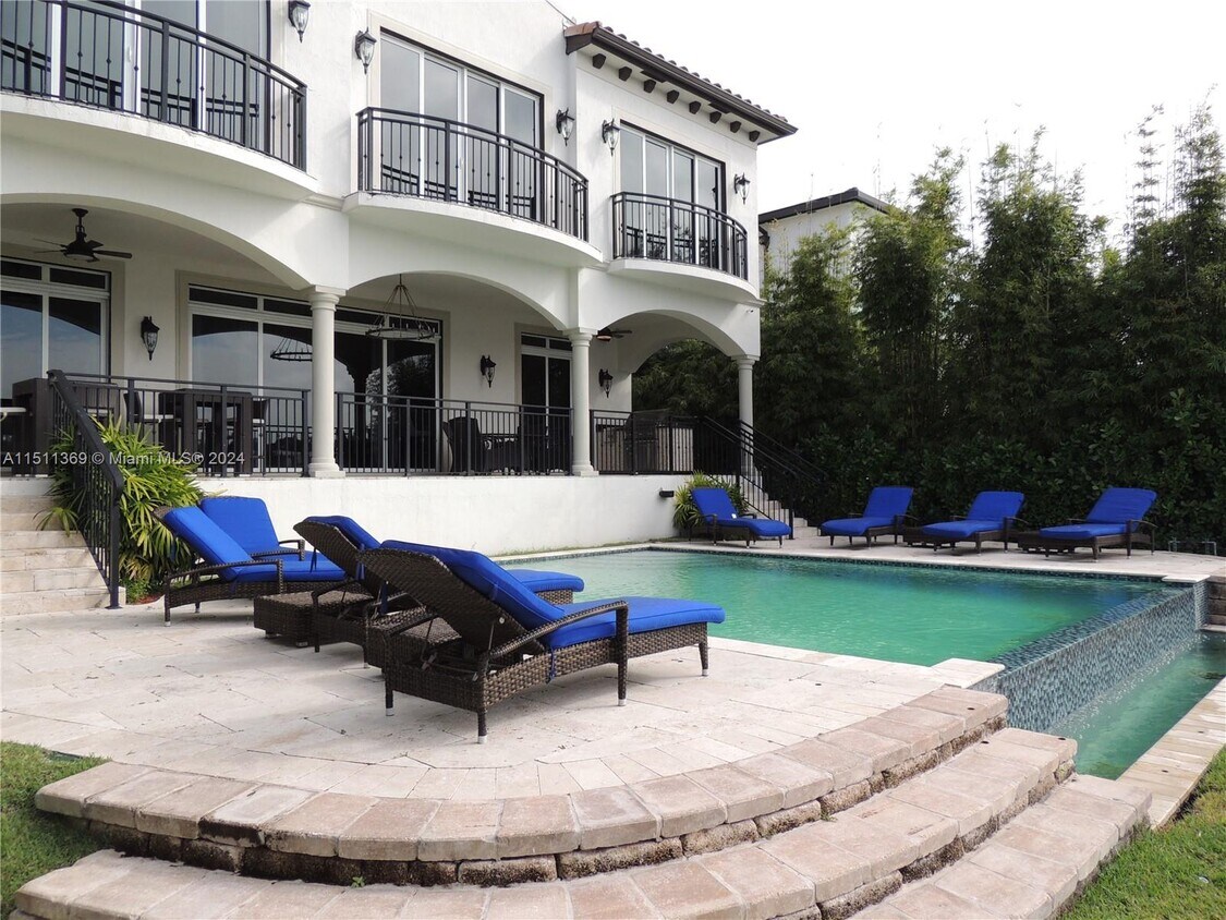 Foto principal - 240 S Hibiscus Dr