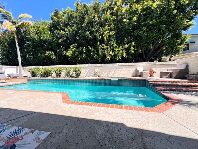 Foto del edificio - Scripps Ranch 4 bedroom 3 bath with Solar/...