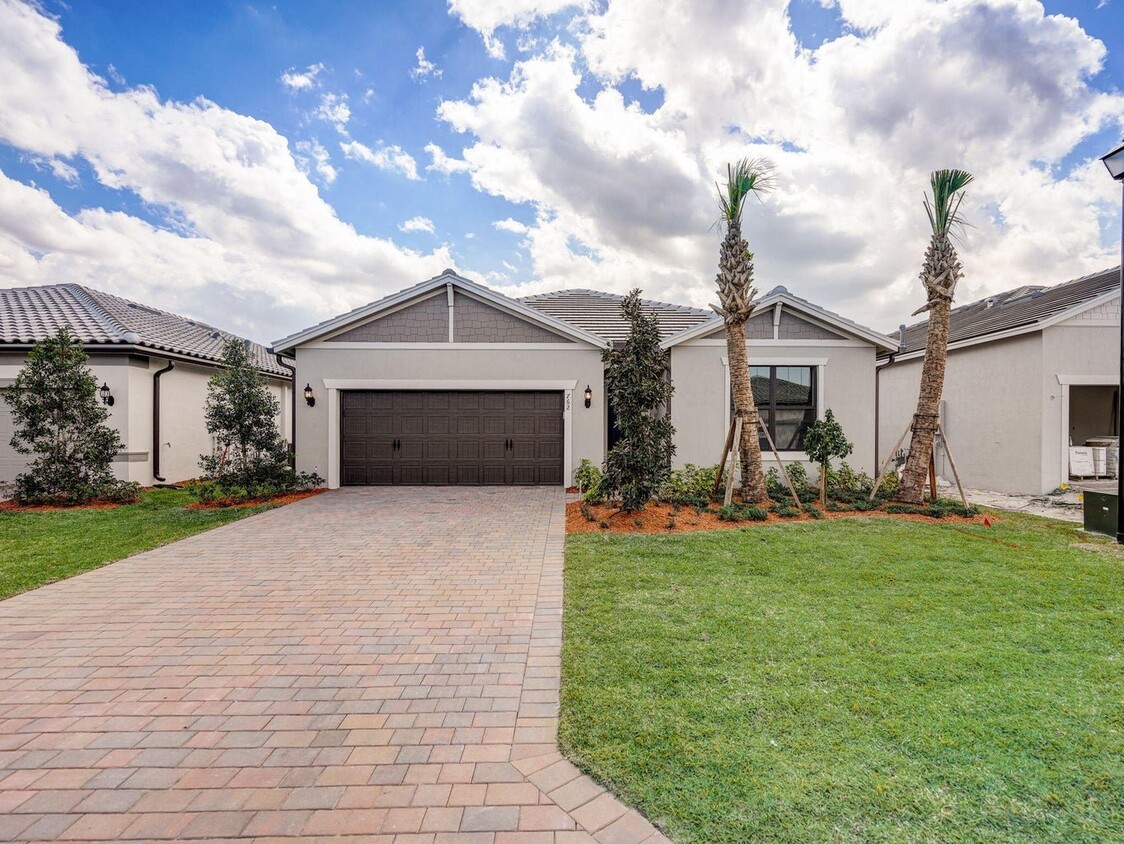 Foto principal - Southeast Courances Drive, Port St. Lucie,...