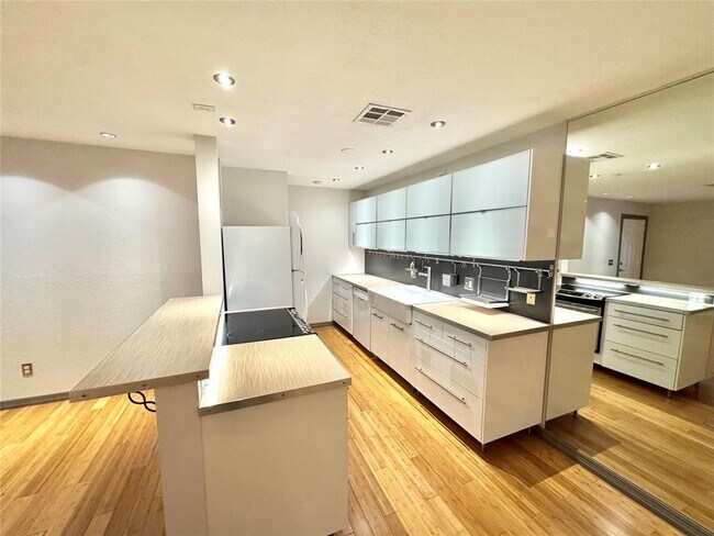 Building Photo - 4400 Hemingway Dr