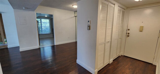 Building Photo - 4168 Inverrary Dr