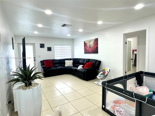 Foto del edificio - Gorgeous and Spacious 3-Beds and 1-Bath av...