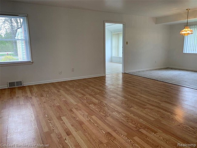 Foto del edificio - 4911 W Maple Rd