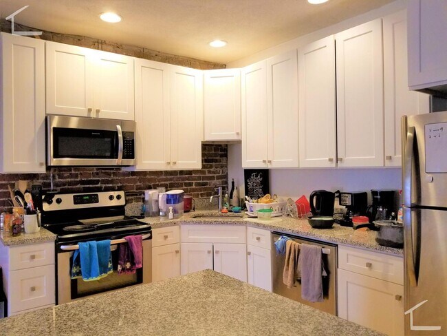 Building Photo - Large 6 bed steps from Northeastern