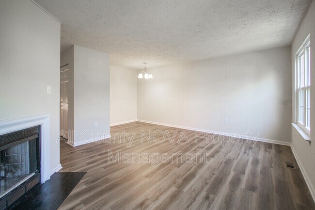 Building Photo - 13 Meadowside Ct