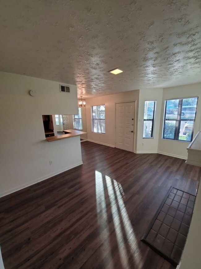 Foto del edificio - Bryan (Very Near to Northgate) SUBLEASE 1 Bedroom / 1 Bath  Condo near TAMU!