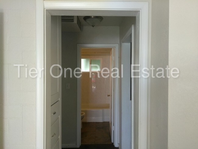 Building Photo - 1484 W Glenrose Dr
