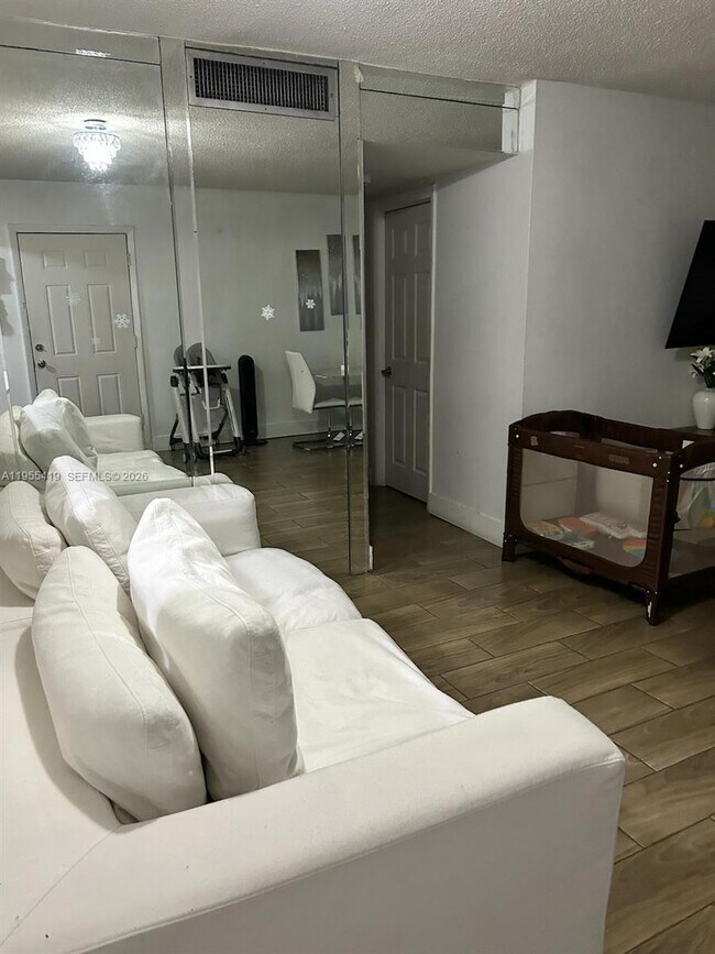 Building Photo - 1560 W 46th St