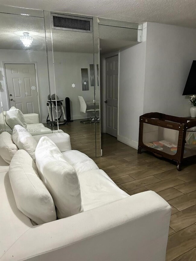 Building Photo - 1560 W 46th St