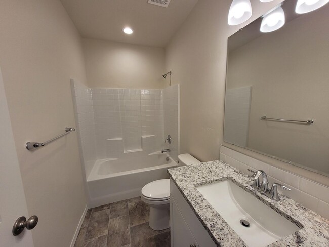 Building Photo - Stunning home in N.E. Nampa