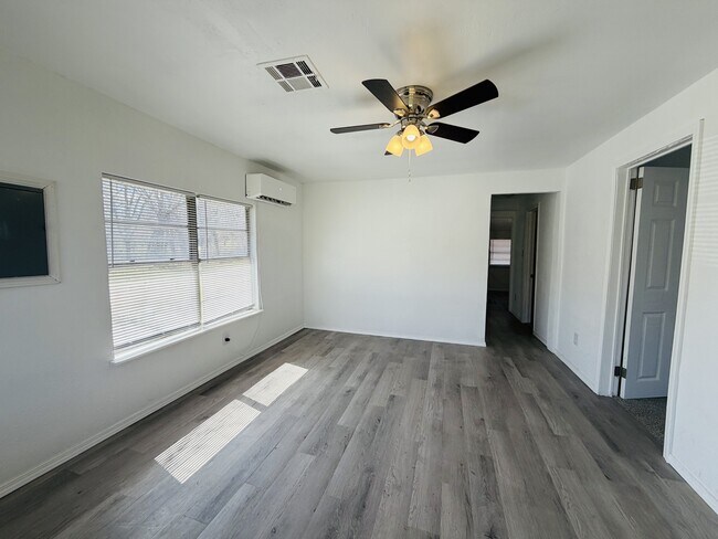 Foto del edificio - 2301 S Westminster Rd