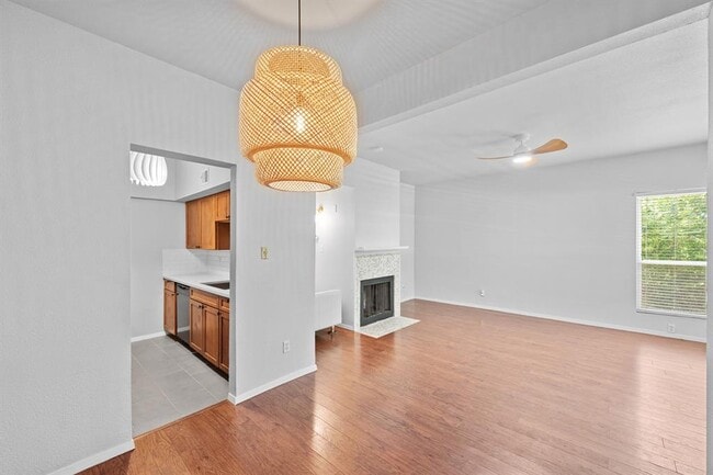 Building Photo - 1217 1/2 W 39th St