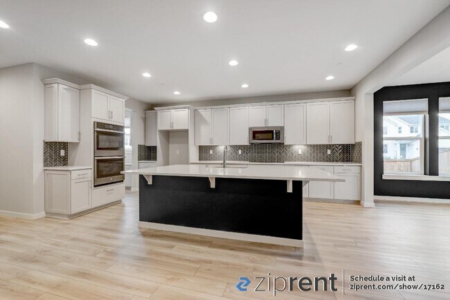 Building Photo - 1210 NE Woodburn Dr