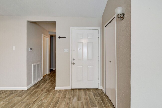 Building Photo - Spacious Home in Hockley – Move-In Ready!