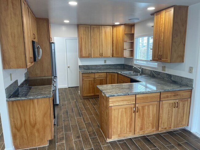 Foto del edificio - Newly Remodeled Home in University City