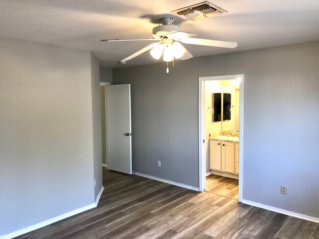 Foto del edificio - 1323 W Desert Cloud Pl