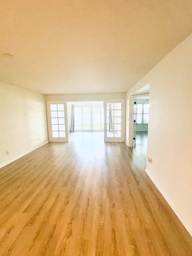 spacious open plan living area - 6660 Ilex Cir