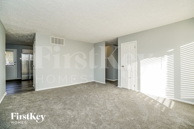 Building Photo - 614 Palace Ln