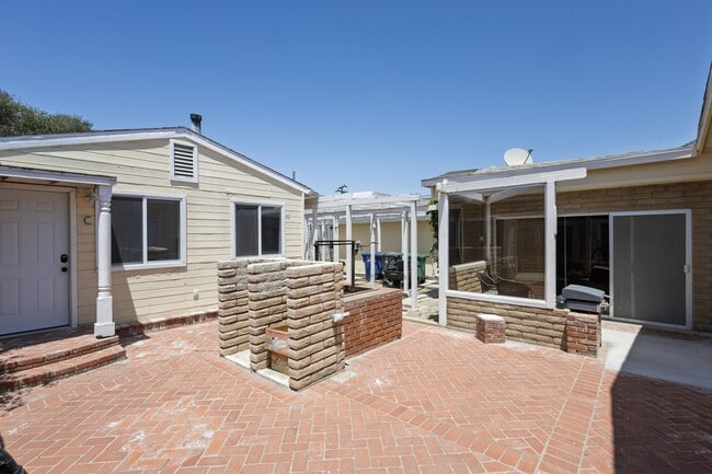 Building Photo - 150 Pinal Ave