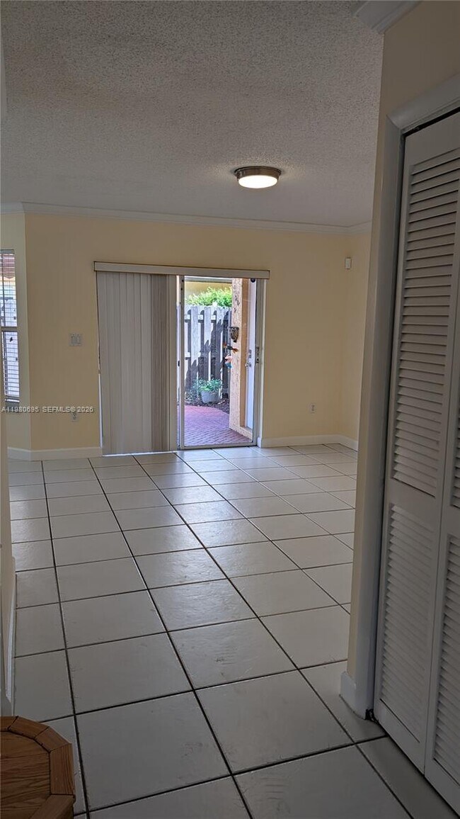 Building Photo - 202 W Forest Oak Cir