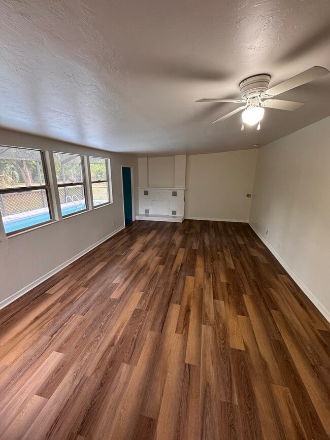 Sala de estar - 1840 Maple Ave